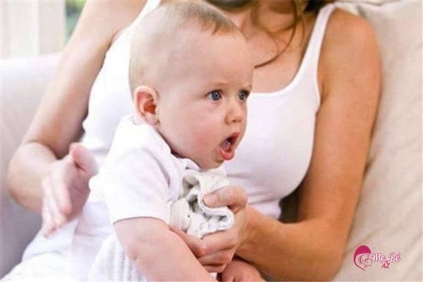Trẻ Sơ Sinh Quấy Khóc Trước Khi Ngủ: Nguyên Nhân Và Giải Pháp Thay tã cho bé