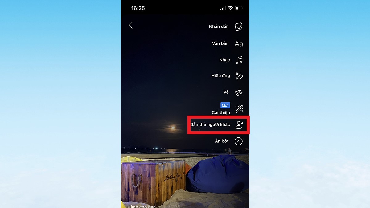 Hướng dẫn gắn thẻ trên story Facebook bằng iPhone