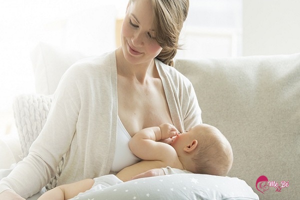 Cho trẻ bằng cách cho bú nhiều hơn, uống thêm nước