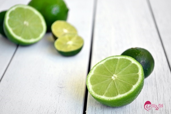 Đắp chanh tươi vào lòng bàn chân