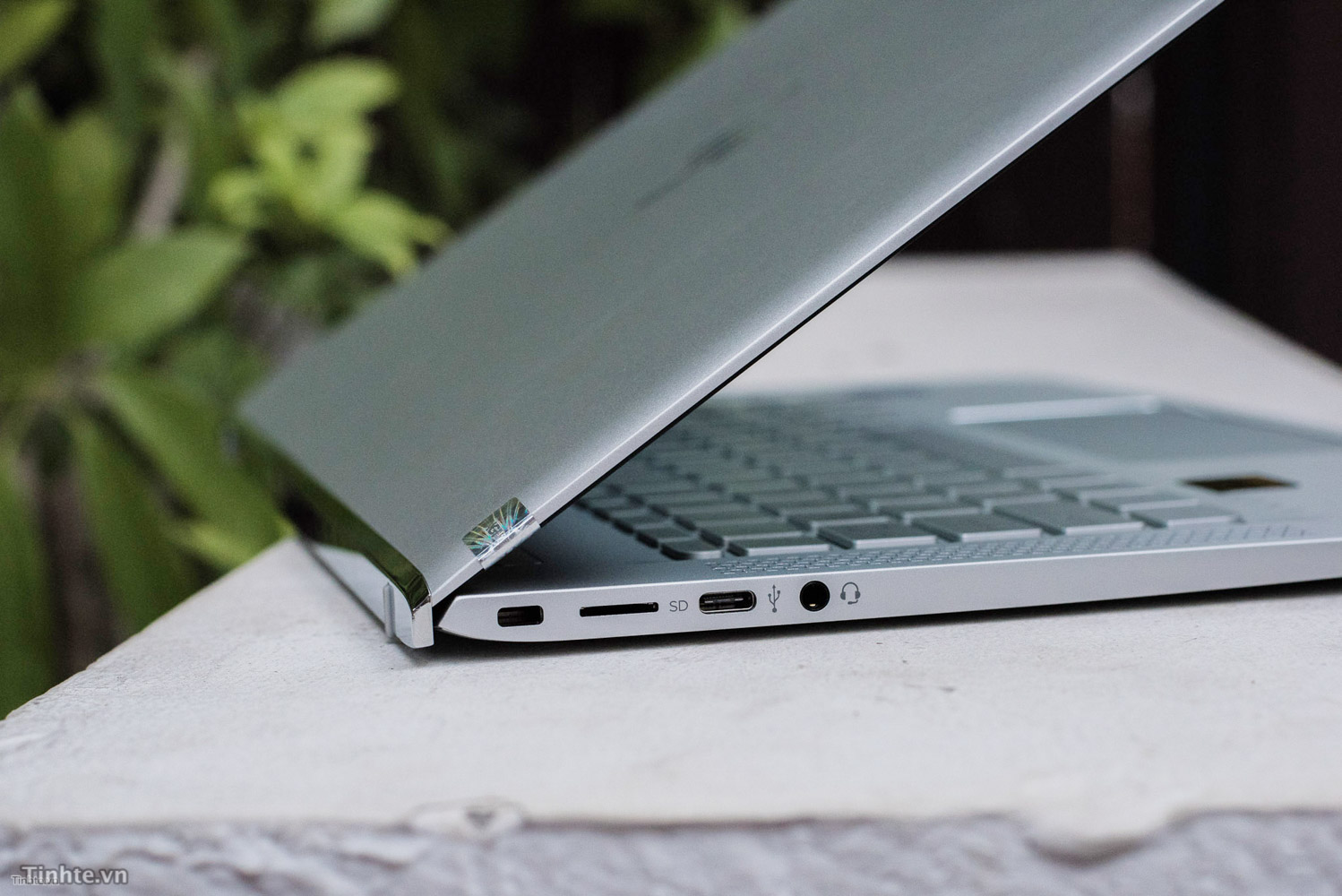 Vệ sinh ổ cắm tai nghe