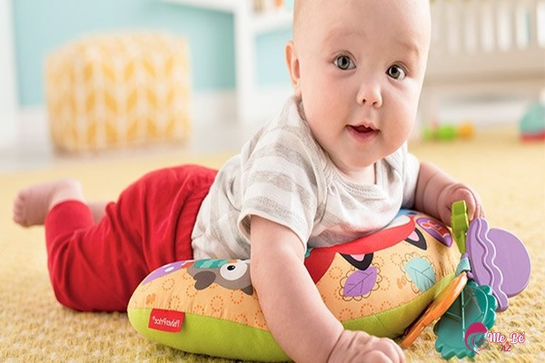 Chăm sóc trẻ 6 tháng tuổi: Hướng dẫn toàn diện cho mẹ Việt Chăm sóc trẻ sơ sinh 6 tháng tuổi mẹ cần khuyến khích sự vận động của bé