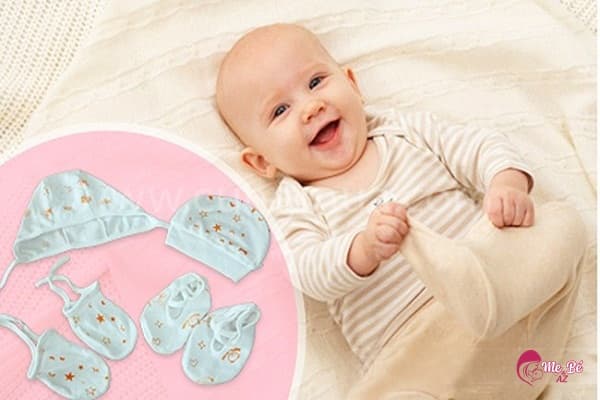 Mặc quần áo thoáng mát cho bé