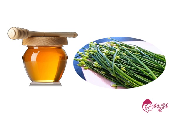 Chữa Ho Cho Trẻ Bằng Mật Ong: Lợi Ích Và Lưu Ý Quan Trọng Mật ong và lá hẹ kết hợp tạo thành bài thuốc chữa ho hiệu quả.