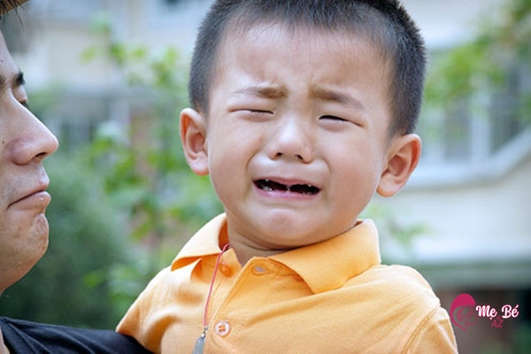 Trẻ nhỏ khóc khi đi học