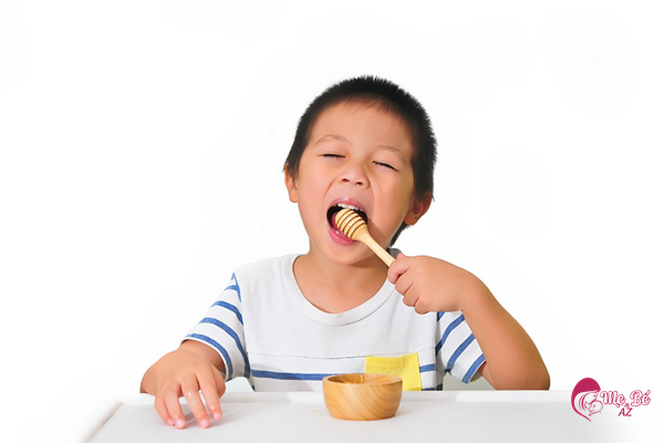 Trẻ em uống mật ong