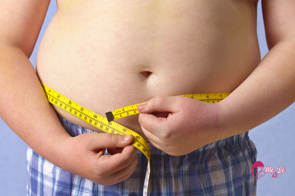 Bé gái uống mật ong