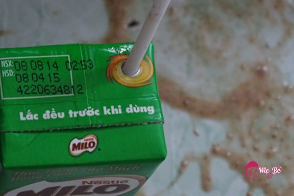 Bà cho cháu 3 tuổi uống sữa Milo thay cơm