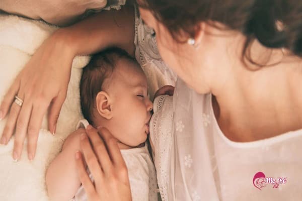 Có nên cho trẻ sơ sinh bú đêm không?