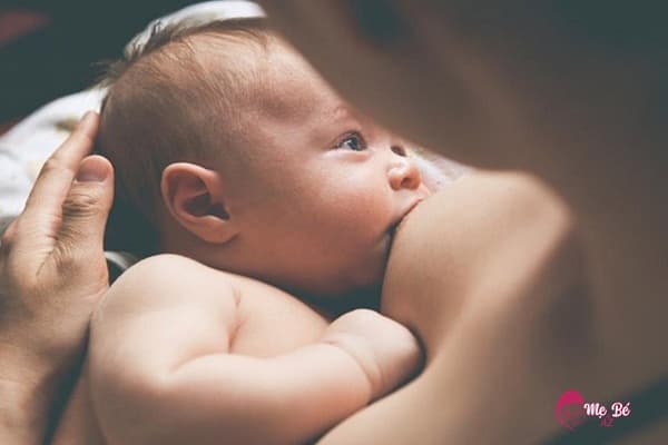 Có nên cho trẻ sơ sinh bú đêm? Trẻ bú đêm mấy lần là đủ?