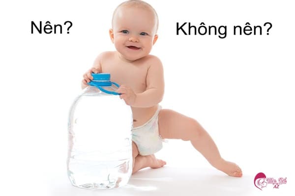 Có nên cho trẻ sơ sinh uống nước?
