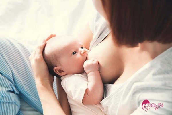 Bé đang sốt cần được bú nhiều