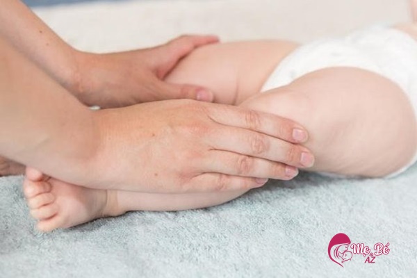 Không nên nắn chân cho trẻ sơ sinh