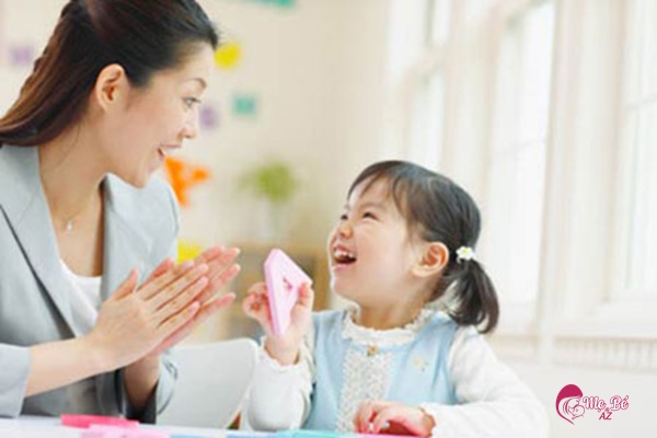 Khen ngợi sẽ giúp đánh lạc hướng khi con khóc ăn vạ