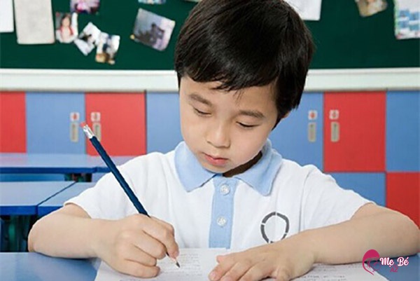 Hướng Dẫn Dạy Trẻ Lớp 1 Viết Chữ Đúng Và Đẹp Tư thế ngồi viết đúng cho trẻ lớp 1