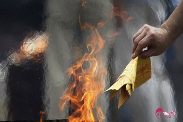 alt text: Hình ảnh minh họa việc đốt vía cho trẻ nhỏ