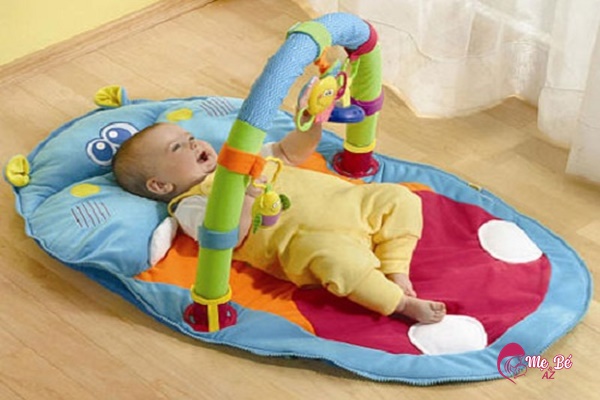 Trẻ từ 1 - 3 tháng tuổi rất thích đồ chơi nhiều màu sắc