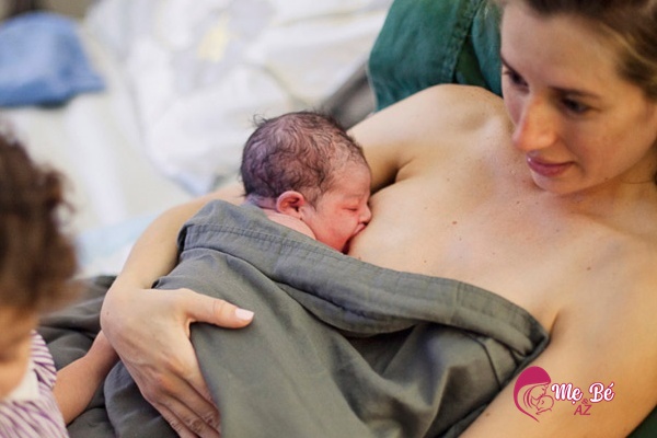 Trẻ sơ sinh nên được da kề da với mẹ