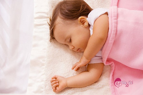 Hình ảnh em bé nằm gối