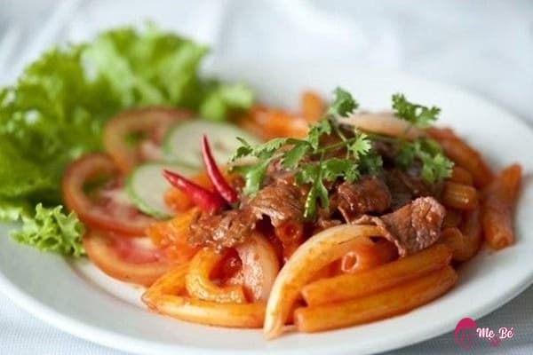 Nui xào thịt bò xốt cà chua dễ ăn cho bé 2 tuổi