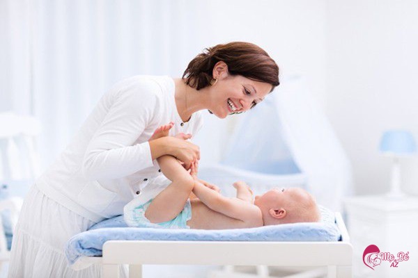 Mẹ bế bé ra ngoài chơi