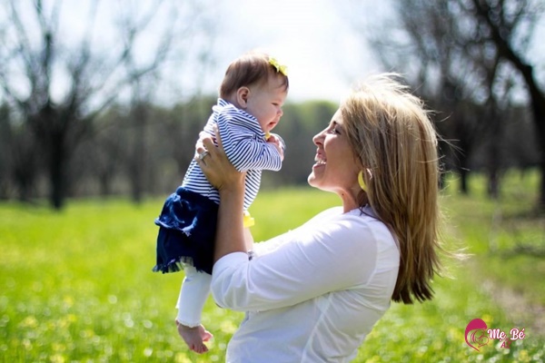 Bé ngồi trong xe đẩy