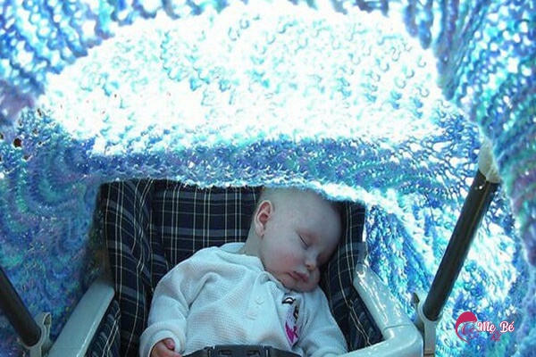 Mẹ cho bé bú sữa