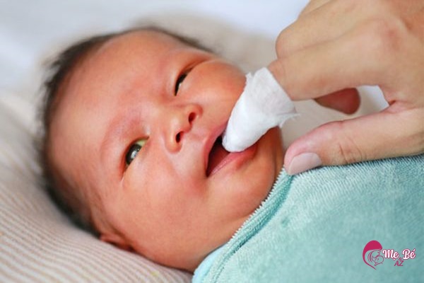 Vệ sinh răng miệng hàng ngày là cách để lưỡi trẻ sơ sinh hết trắng