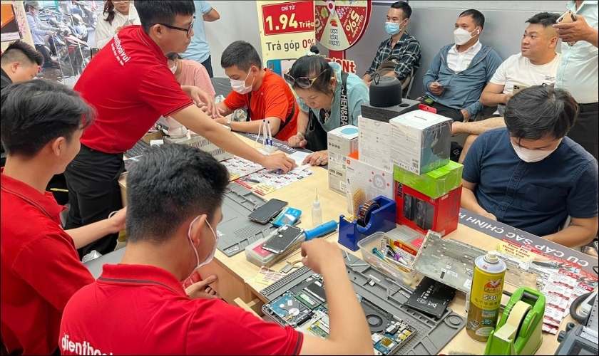 Khắc phục Lỗi Màn Hình MacBook Bị Sọc: Nguyên Nhân và Giải Pháp Mang ra cửa hàng sửa chữa để khắc phục màn hình Macbook bị sọc