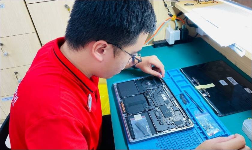 Khắc phục Lỗi Màn Hình MacBook Bị Sọc: Nguyên Nhân và Giải Pháp Giải đáp thắc mắc các màn hình MacBook bị sọc