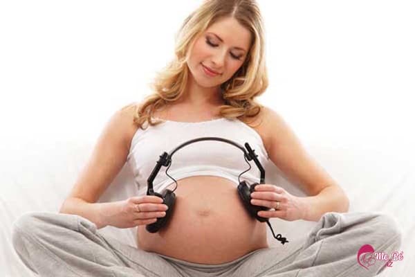 Mẹ nên chọn những bản nhạc cổ điển hoặc dòng nhạc nhẹ nhàng, du dương cho bé nghe