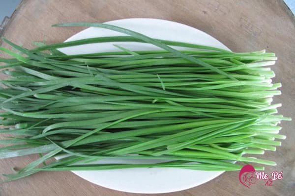 Mẹo dùng lá hẹ cho trẻ mọc răng không sốt
