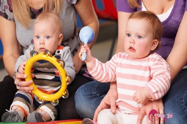 Mẹ có thể tạo ra âm thanh từ các món đồ chơi của trẻ