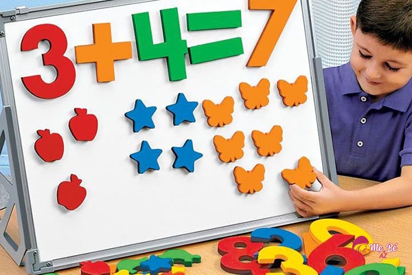 Bé gái đang học toán với cha mẹ