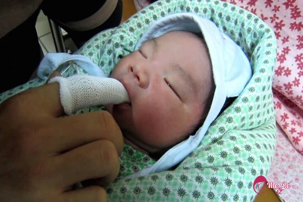 Mẹ không nên rơ lưỡi quá nhiều lần cho trẻ sơ sinh