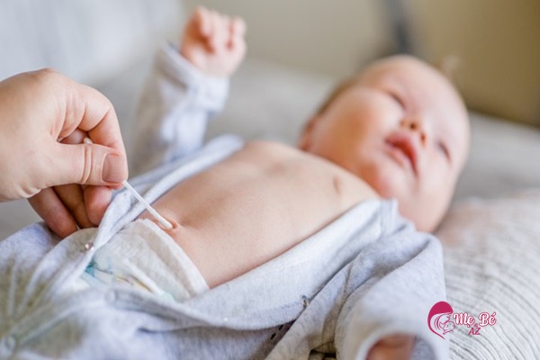 Chăm Sóc Rốn Trẻ Sơ Sinh Sau Khi Rụng: Mẹ Cần Lưu Ý Điều Gì? Vệ sinh rốn cho trẻ bằng nước muối sinh lý