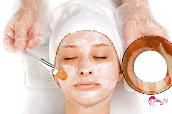 alt text: Một người mẹ đang cho con bú