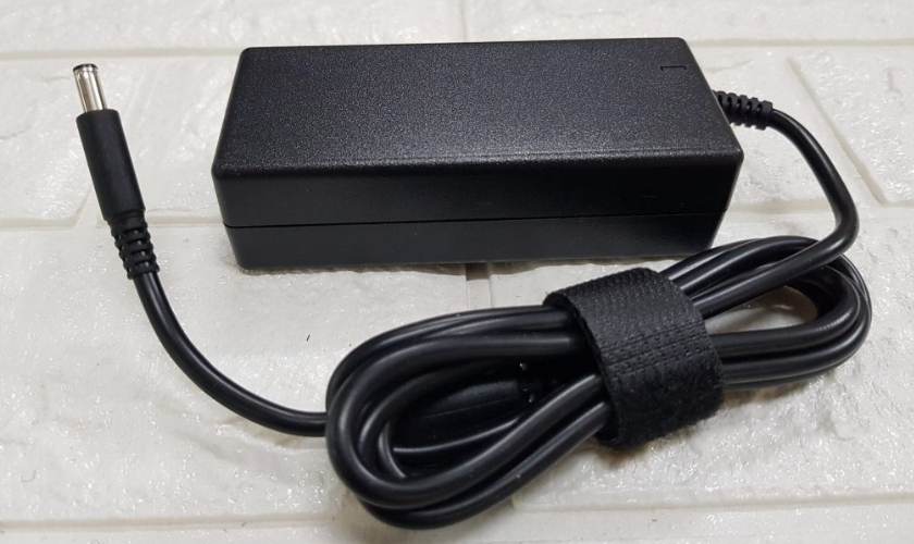 Dùng dây chính hãng để tránh sạc laptop Dell không sáng đèn