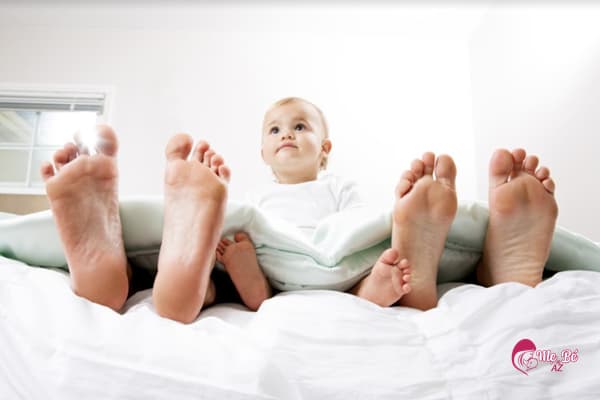 Sau khi quan hệ vợ chồng xong có nên cho con bú không?