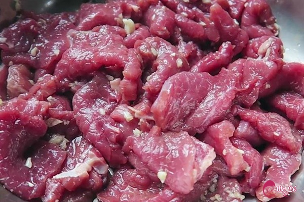 Sau Sinh Có Được Ăn Thịt Trâu Không? Mô tả hình ảnh: Thịt trâu được bày trên đĩa, sẵn sàng chế biến.