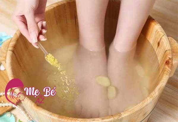 Ngâm chân với nước ấm pha gừng và muối