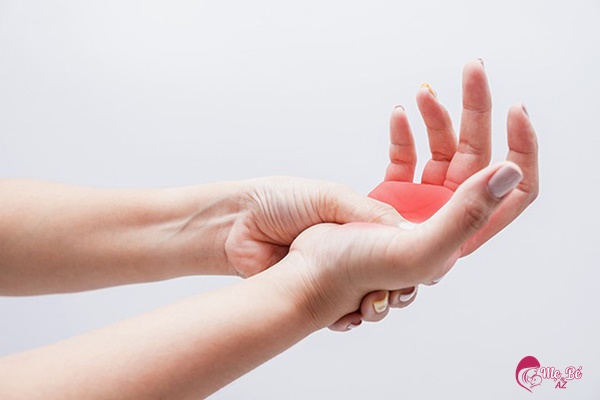 Sau Sinh Ăn Chân Gà Được Không? Lợi Hay Hại? Sau khi sinh ăn chân gà không bị run tay mà run tay là do bệnh lý
