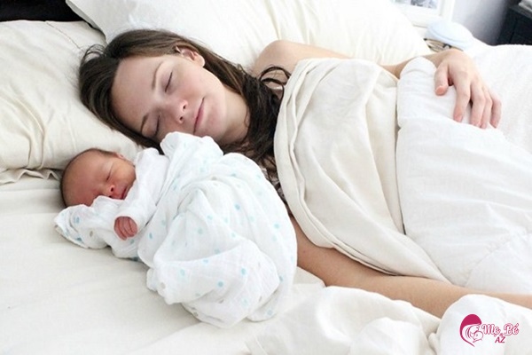 Da Xanh Xao Sau Sinh: Nguyên Nhân, Dấu Hiệu Nguy Hiểm và Cách Khắc Phục Nghỉ ngơi hợp lý giúp cải thiện da xanh xao