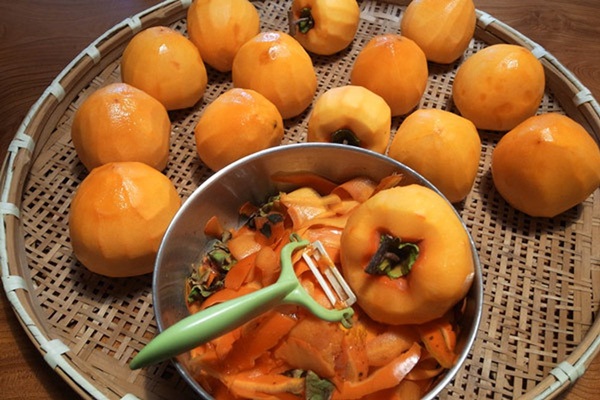 Chọn hồng chín và gọt vỏ