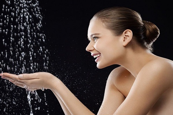 Sau sinh khoảng từ 3-4 ngày là mẹ có thể tắm gội bình thường 