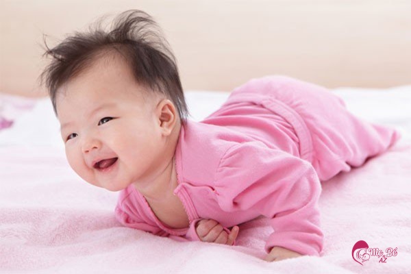 Sự phát triển của trẻ sơ sinh trong tháng thứ 3 là bắt đầu tập lẫy