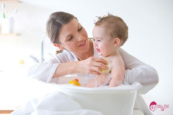 Thời điểm tắm cho trẻ sơ sinh