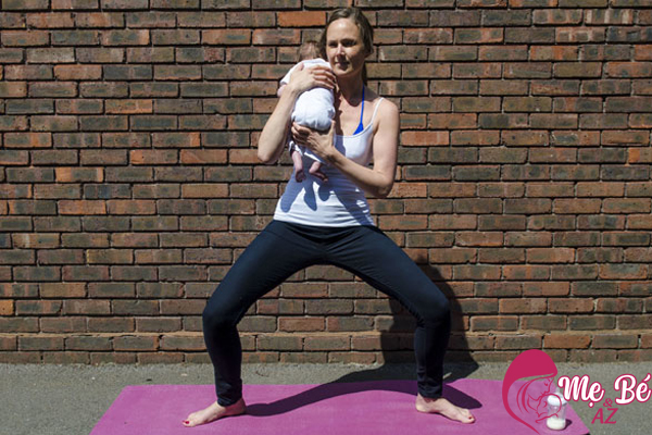 Mẹ tập thể dục cùng bé