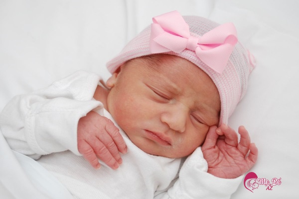 Mẹ chỉ nên đội mũ che thóp cho bé khi thời tiết lạnh