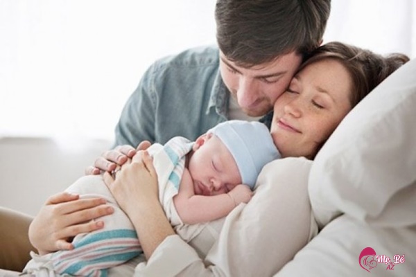 Chồng giúp vợ chăm con